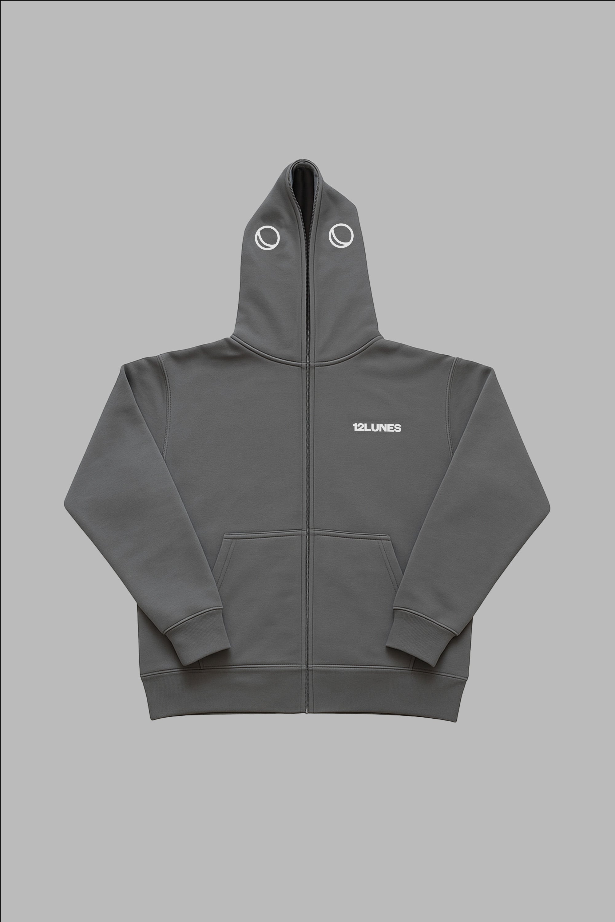 Sweat à capuche Full Zip Gris 12LUNES avec logo brodé blanc, coupe normale et détails originaux sur la capuche. Streetwear premium pour l’hiver.