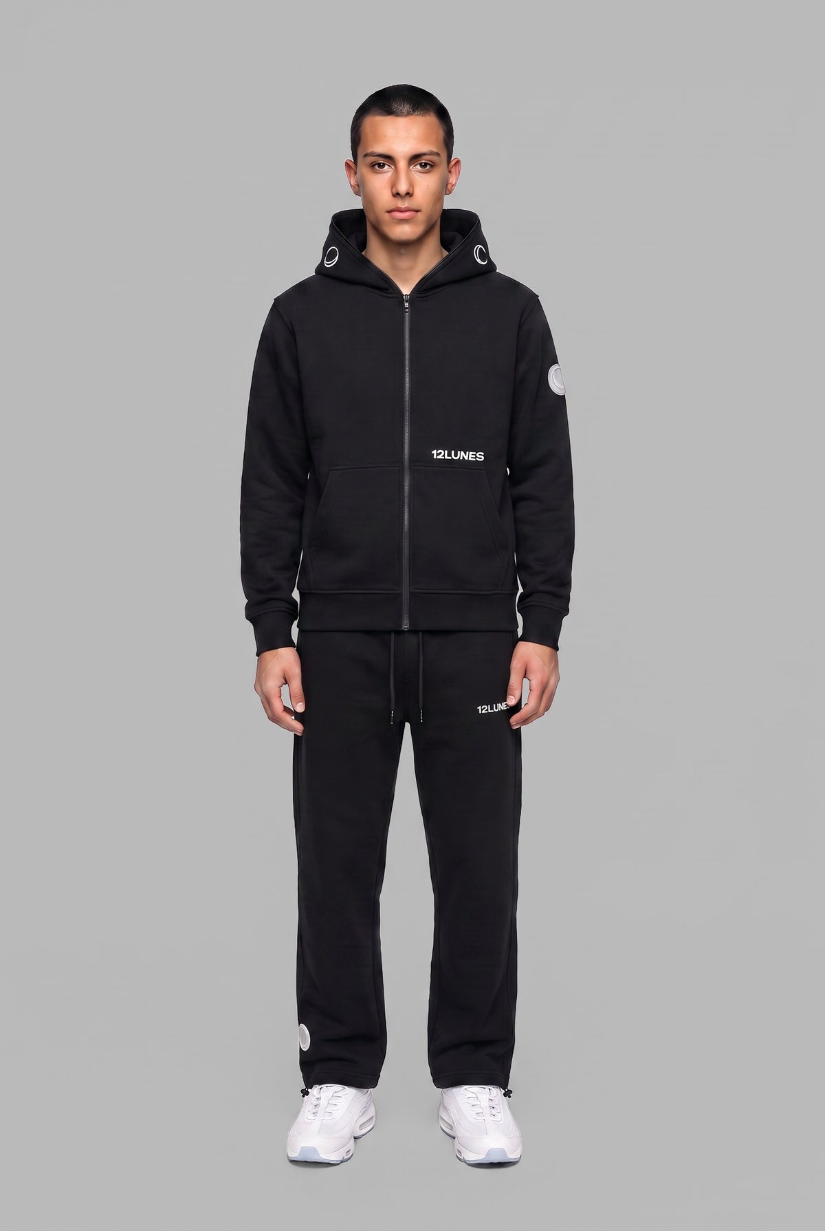 Full-Zip Charbon 12LUNES, sweat zippé à capuche noir porté avec le Trackpant Charbon, vu de face
