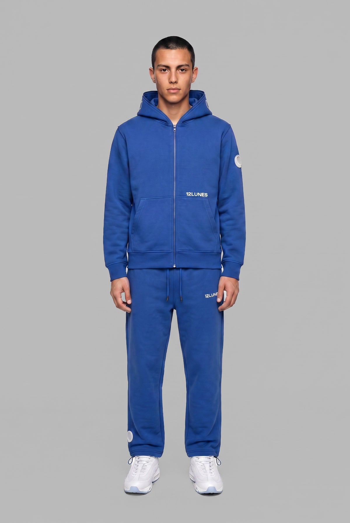 Full-Zip Cobalt 12LUNES, sweat zippé à capuche bleu porté avec le Trackpant Cobalt, vu de face