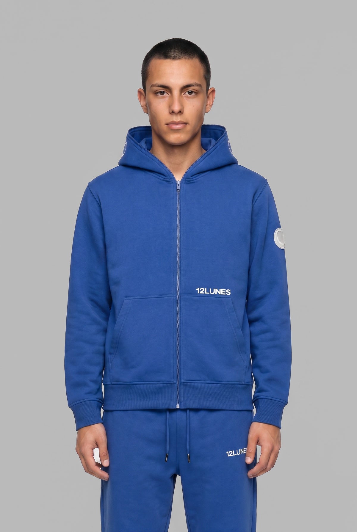 Full-Zip Cobalt 12LUNES, sweat zippé à capuche bleu porté, plan rapproché de face