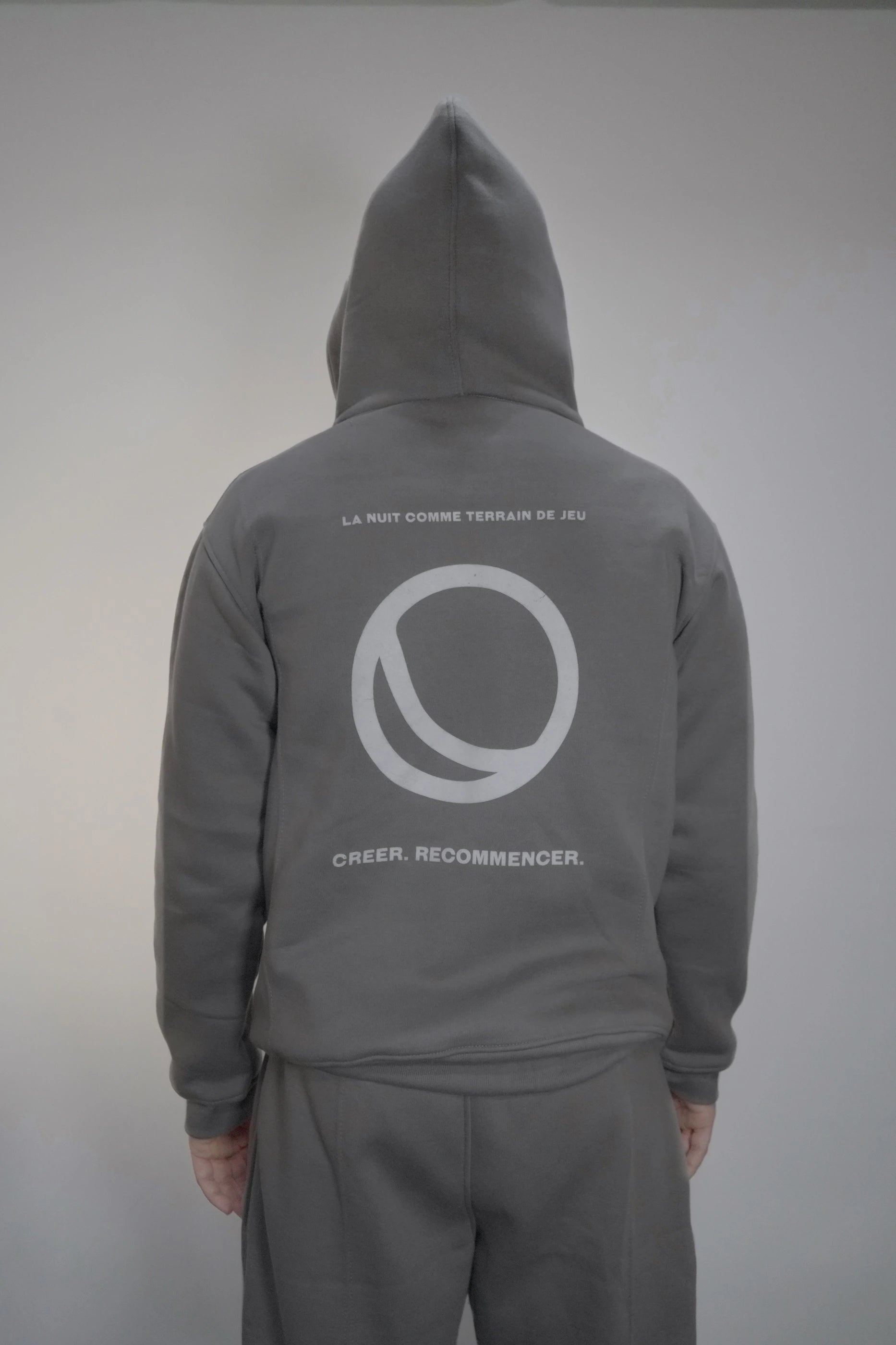 Détail du logo 12LUNES brodé sur le cœur, Full Zip Gris premium
