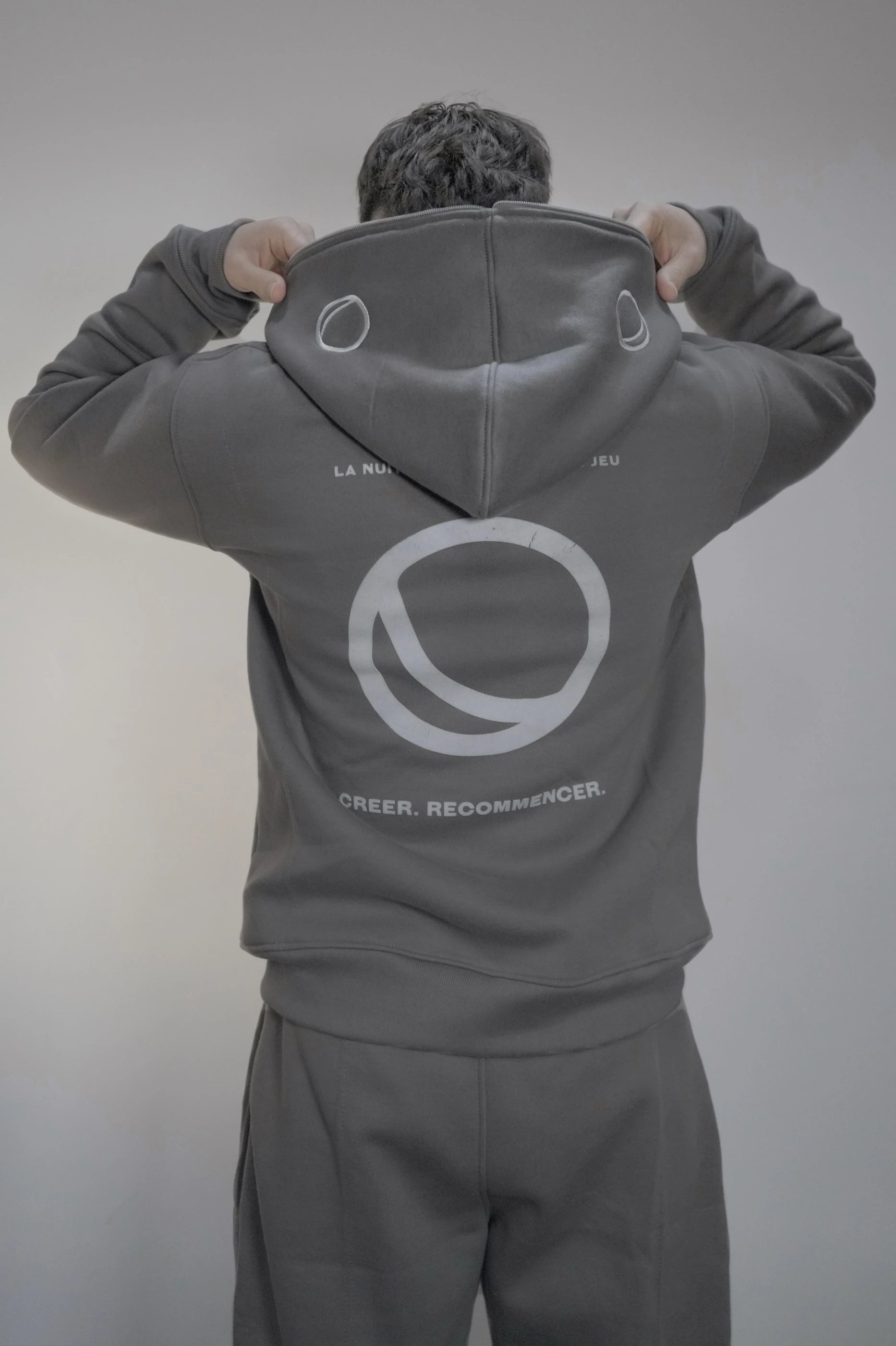 Vue de face du Full Zip Gris 12LUNES, coupe droite et zip central