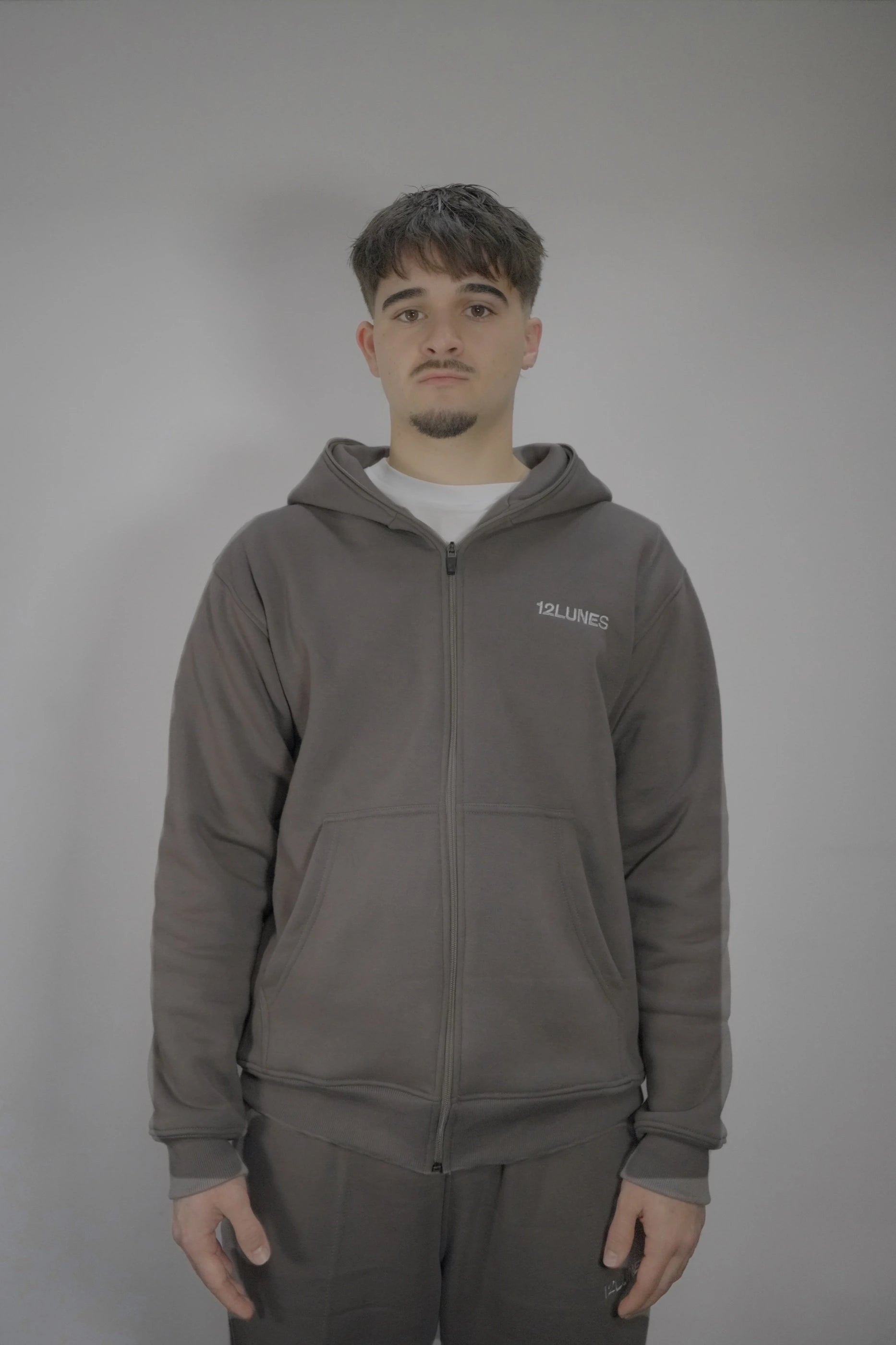 Sweat à capuche Full Zip Gris 12LUNES pour homme, coupe normale, logo brodé côté cœur, style streetwear premium pour l’activewear urbain.