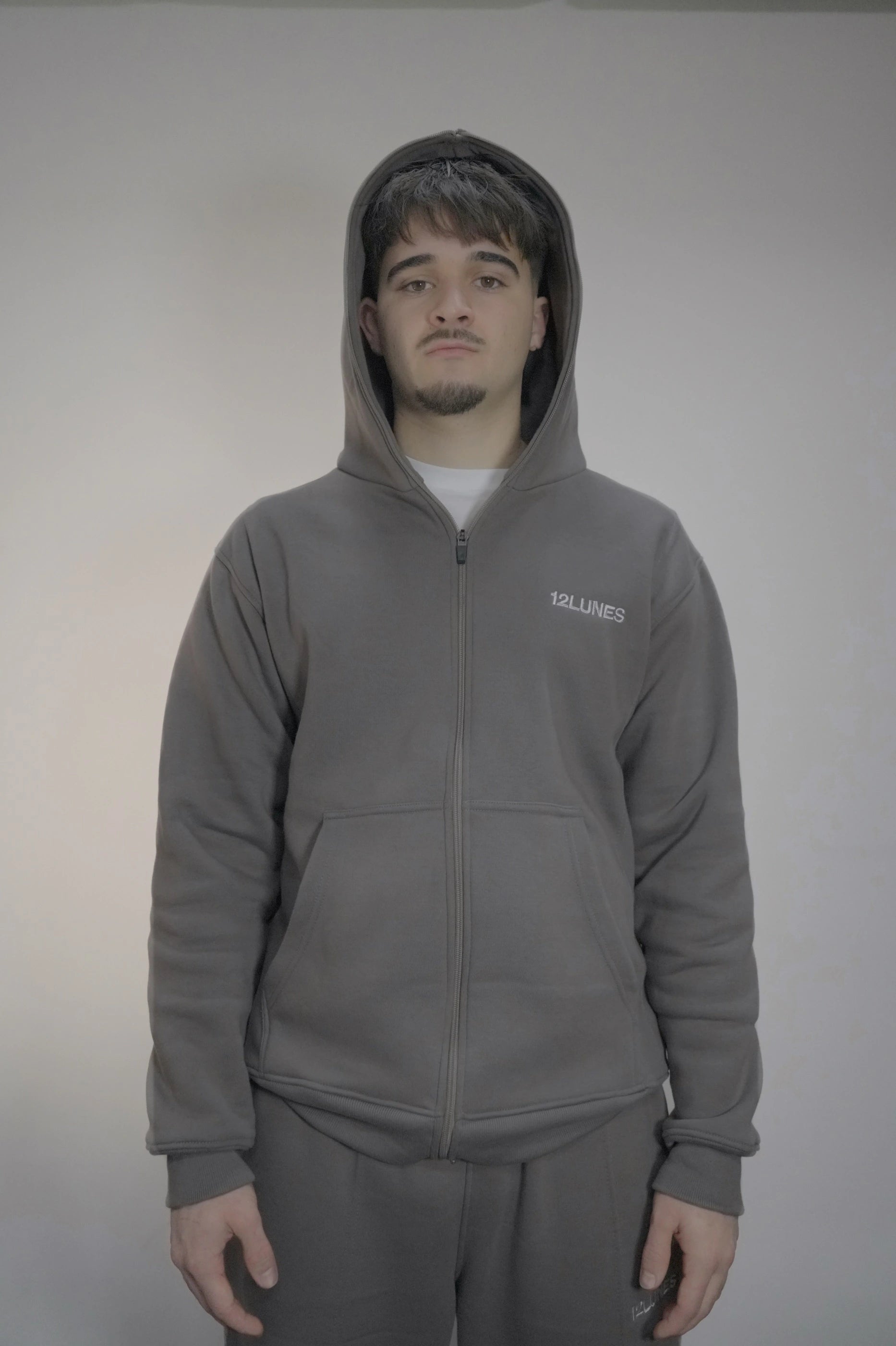 Capuche du Full Zip Gris 12LUNES avec broderie lune ton sur ton