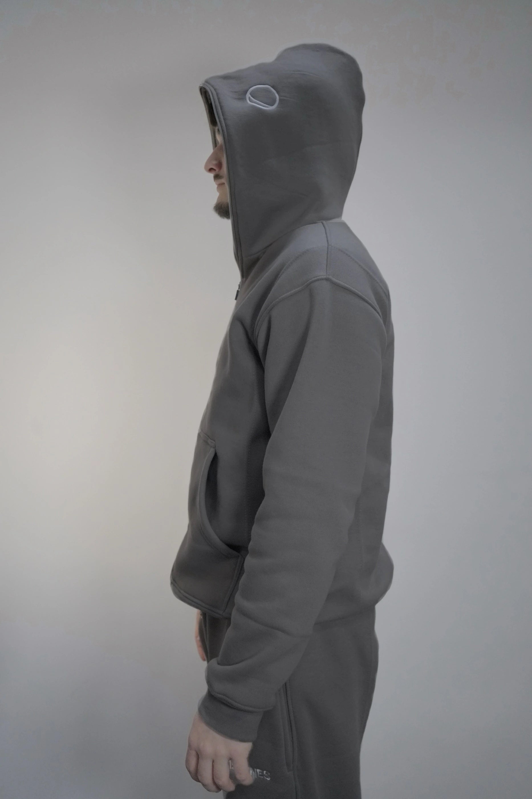 Modèle portant le Full Zip Gris oversize de 12LUNES en extérieur de nuit