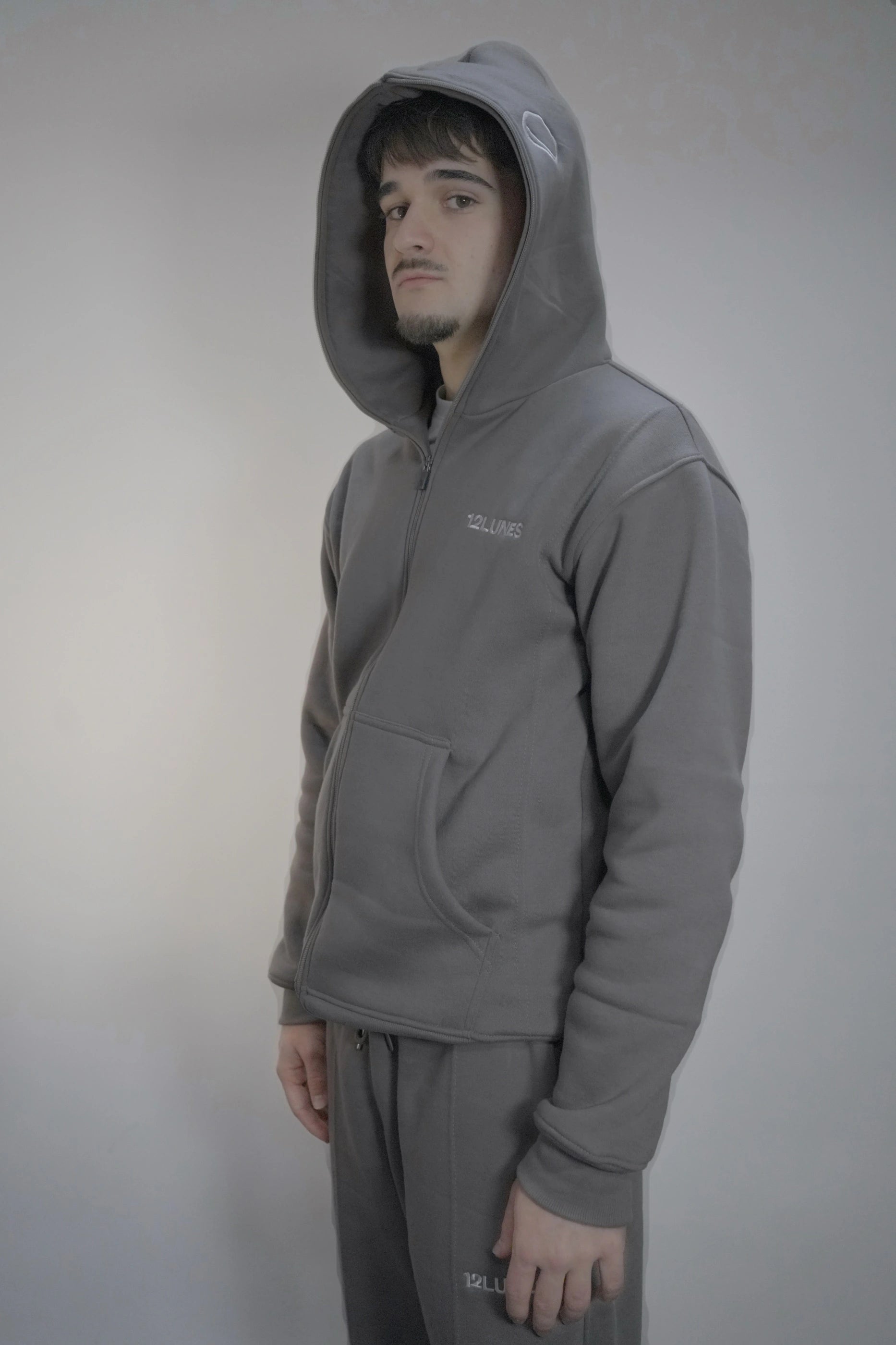 Look complet streetwear avec le Full Zip Gris et trackpant assorti