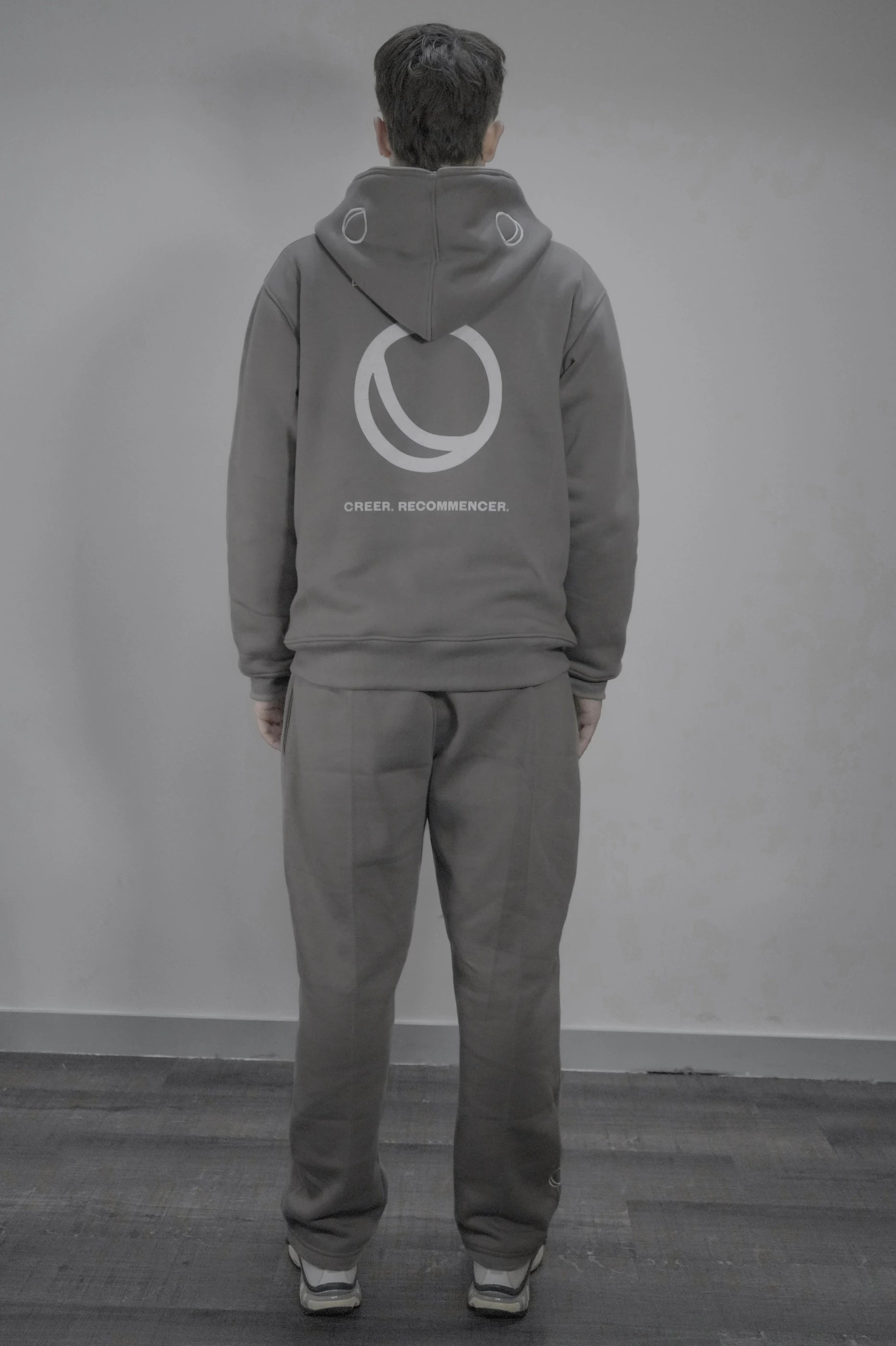 Dos du Full Zip Gris 12LUNES avec print signature 'La nuit comme terrain de jeu'