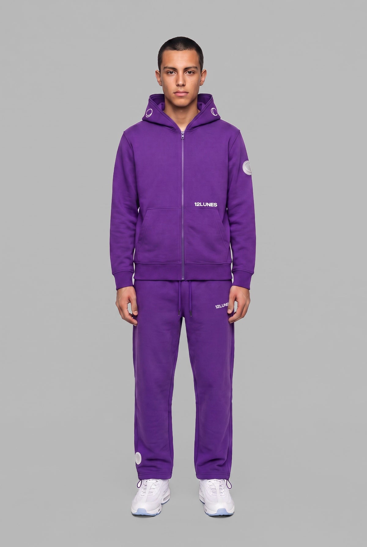 Full-Zip UltraViolet 12LUNES, sweat zippé à capuche violet porté avec le Trackpant UltraViolet, vu de face
