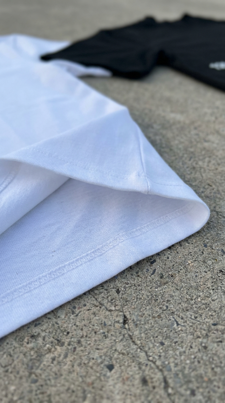 Détail de l'ourlet piqué double aiguille du tee-shirt blanc 12LUNES