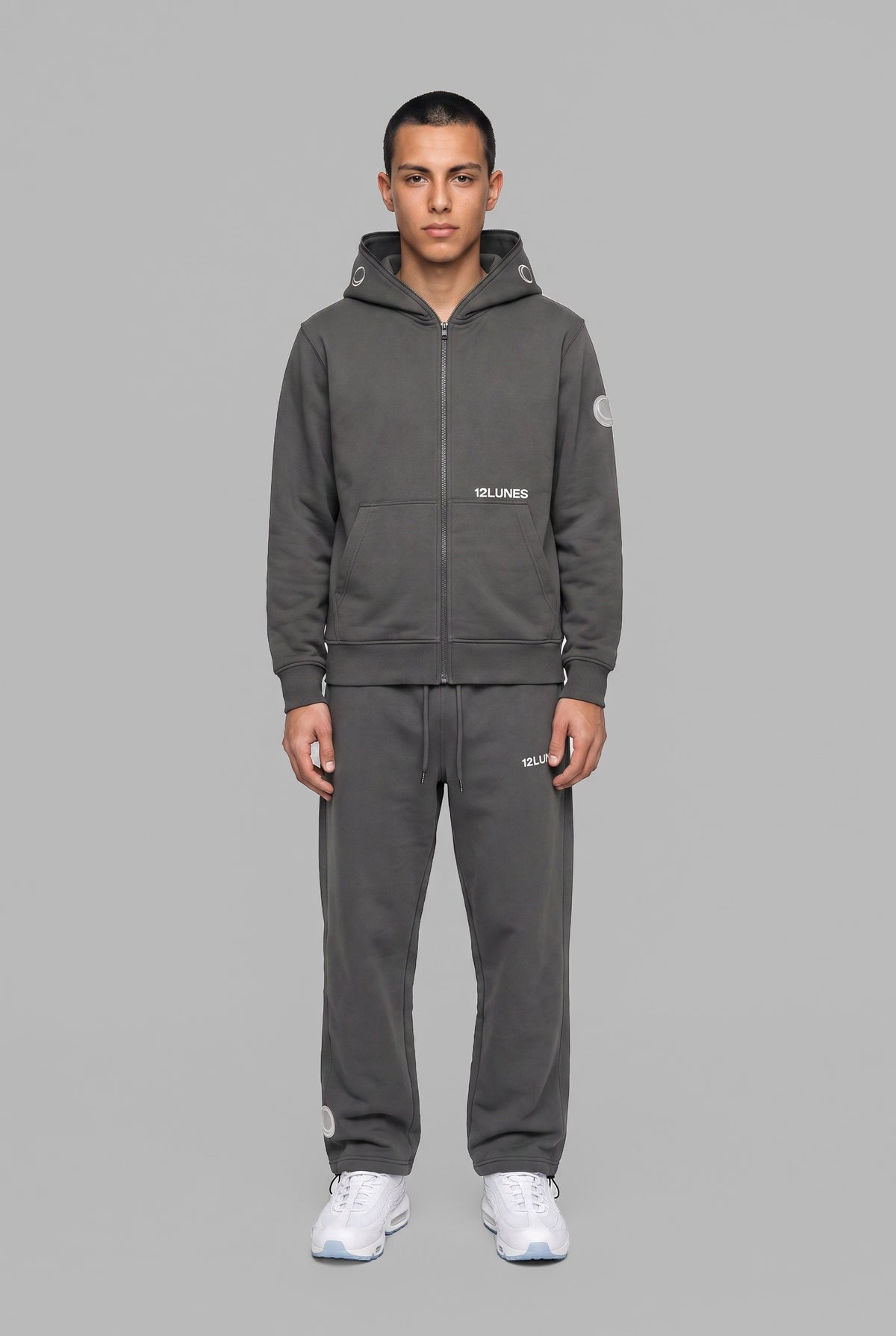 Full-Zip Graphite 12LUNES, sweat zippé à capuche gris porté avec le Trackpant Graphite, vu de face